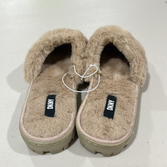 DKNY Tan Plush Slide Slippers New - Picture 4 of 8